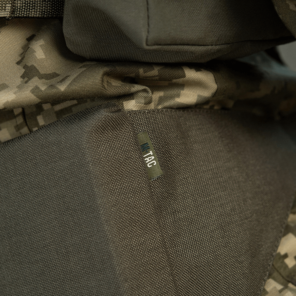 M-Tac Siddeunderlag med bælte i camouflagemønster, perfekt til udendørs brug og nem at transportere.