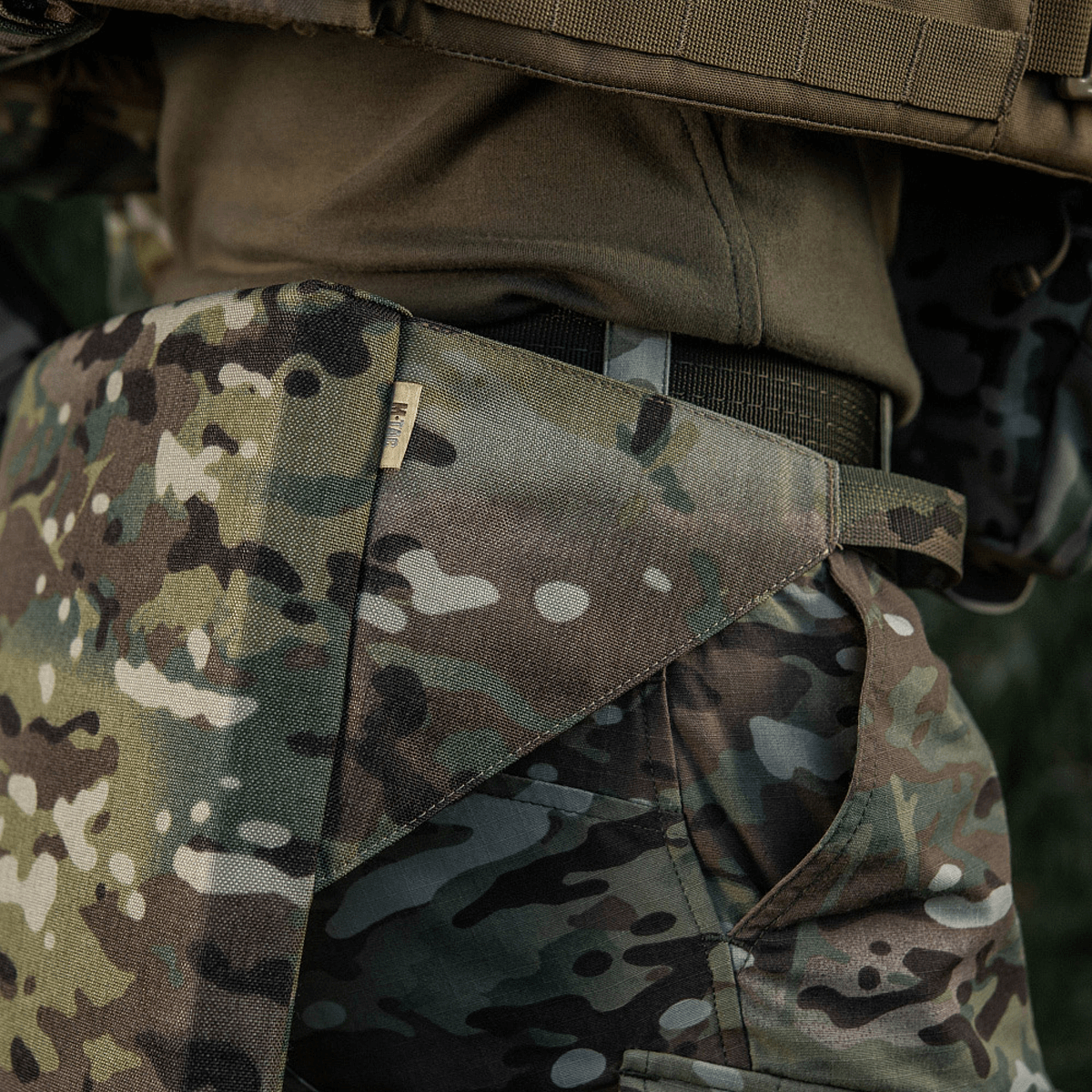 M-Tac Siddeunderlag med Bælte – Multicam i brug på person iført camouflage