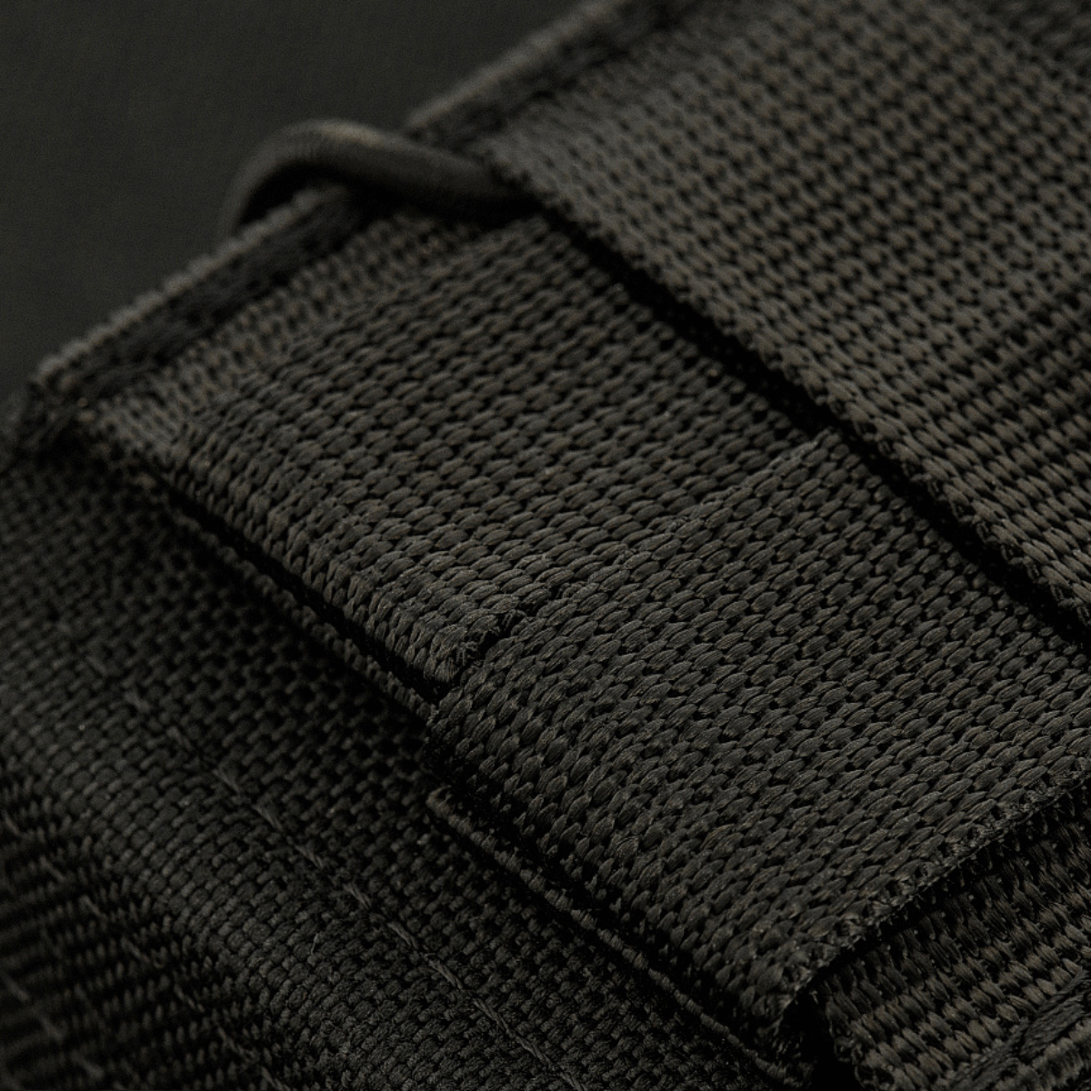 Nærbillede af M-Tac Åben Dobbelt Magasintaske til AK med robust design og skridsikkert materiale til sikker magasinopbevaring.