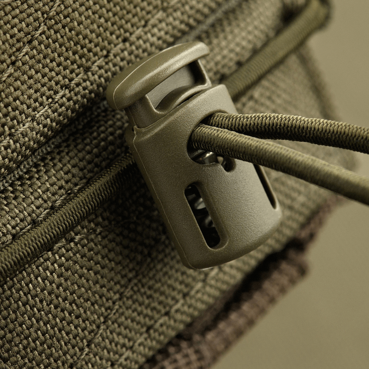 Nærbillede af M-Tac Åben Dobbelt Magasintaske til AK med vinylbelagt forseglingsmateriale, tæt på en robust snorelås.