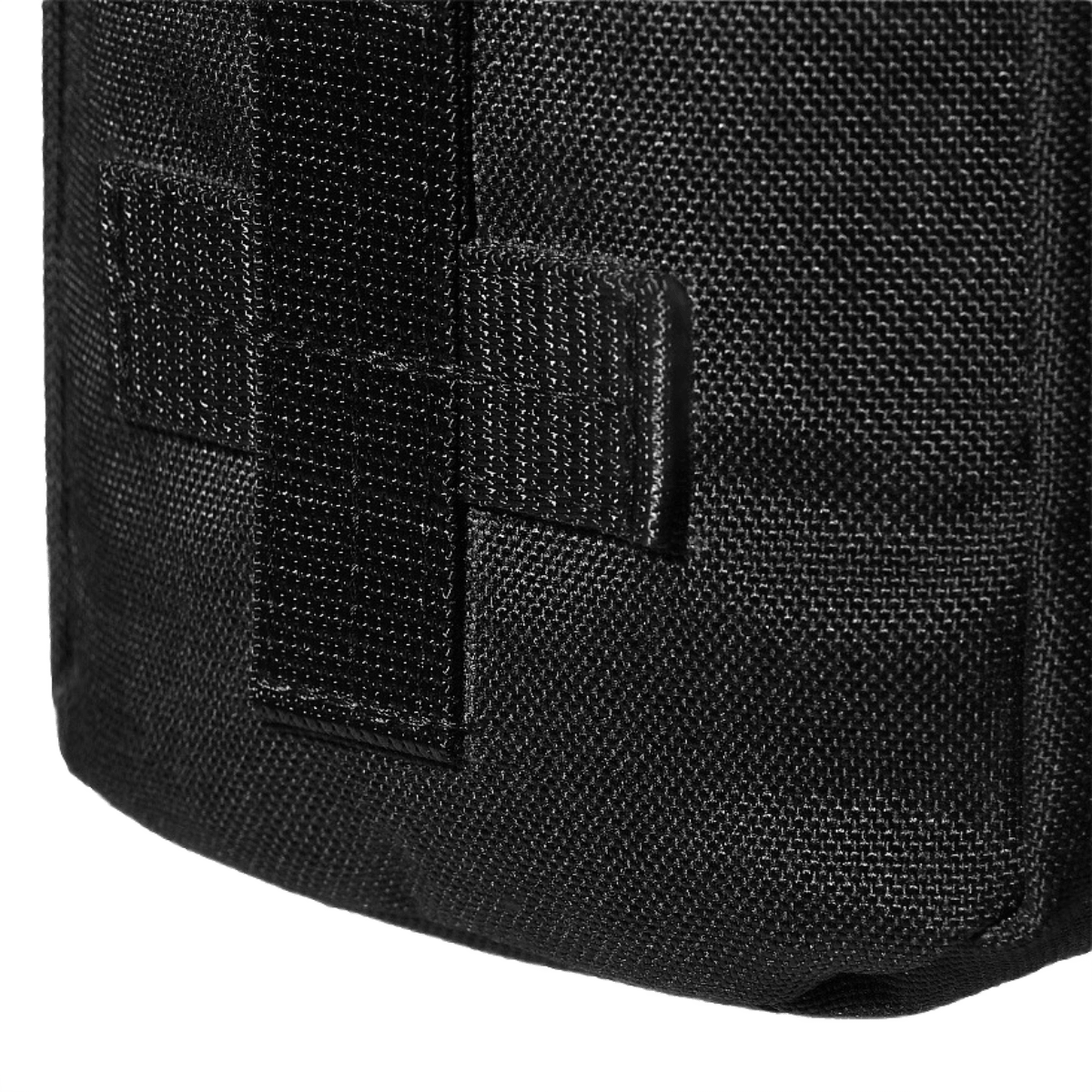 Nærbillede af M-Tac Medical Pouch Rip Off monteret på et MOLLE Velcro-panel, ideel til førstehjælpskitopbevaring.