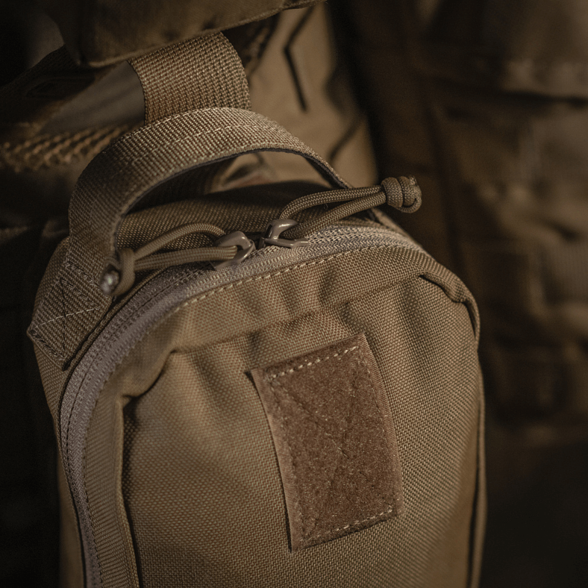 M-Tac Medical Pouch Rip Off monteret på MOLLE Velcro-paneler til hurtig adgang til førstehjælp.