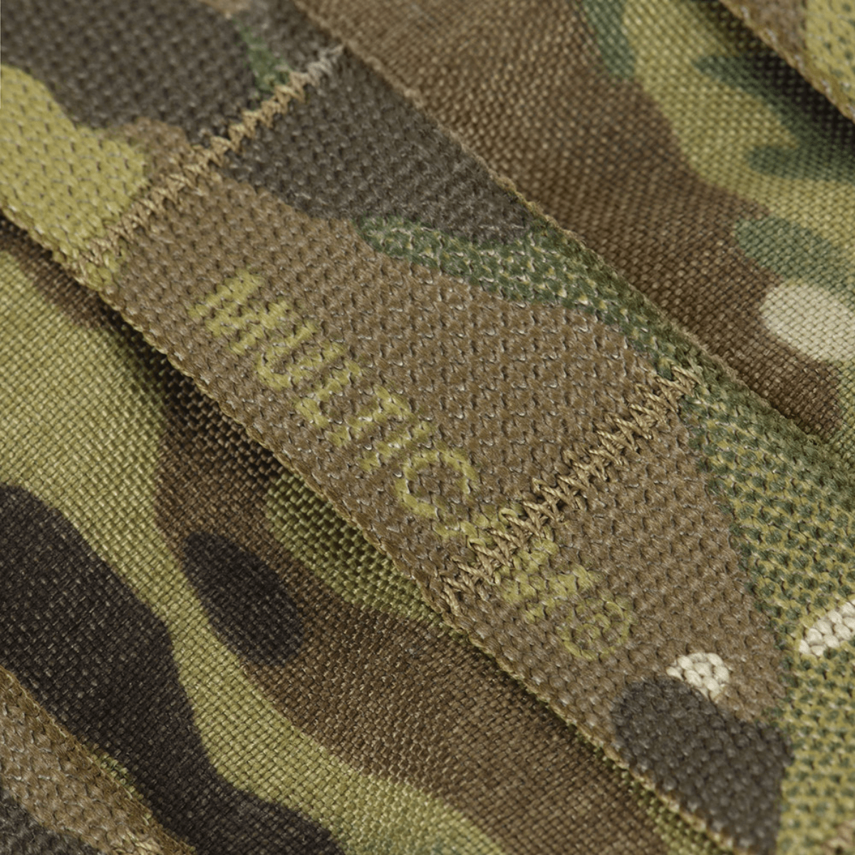 Multicam stofdetalje på M-Tac War Belt ARMOR med robust Cordura 500D og MOLLE-webbing. Ideel til taktisk brug og opbevaring.