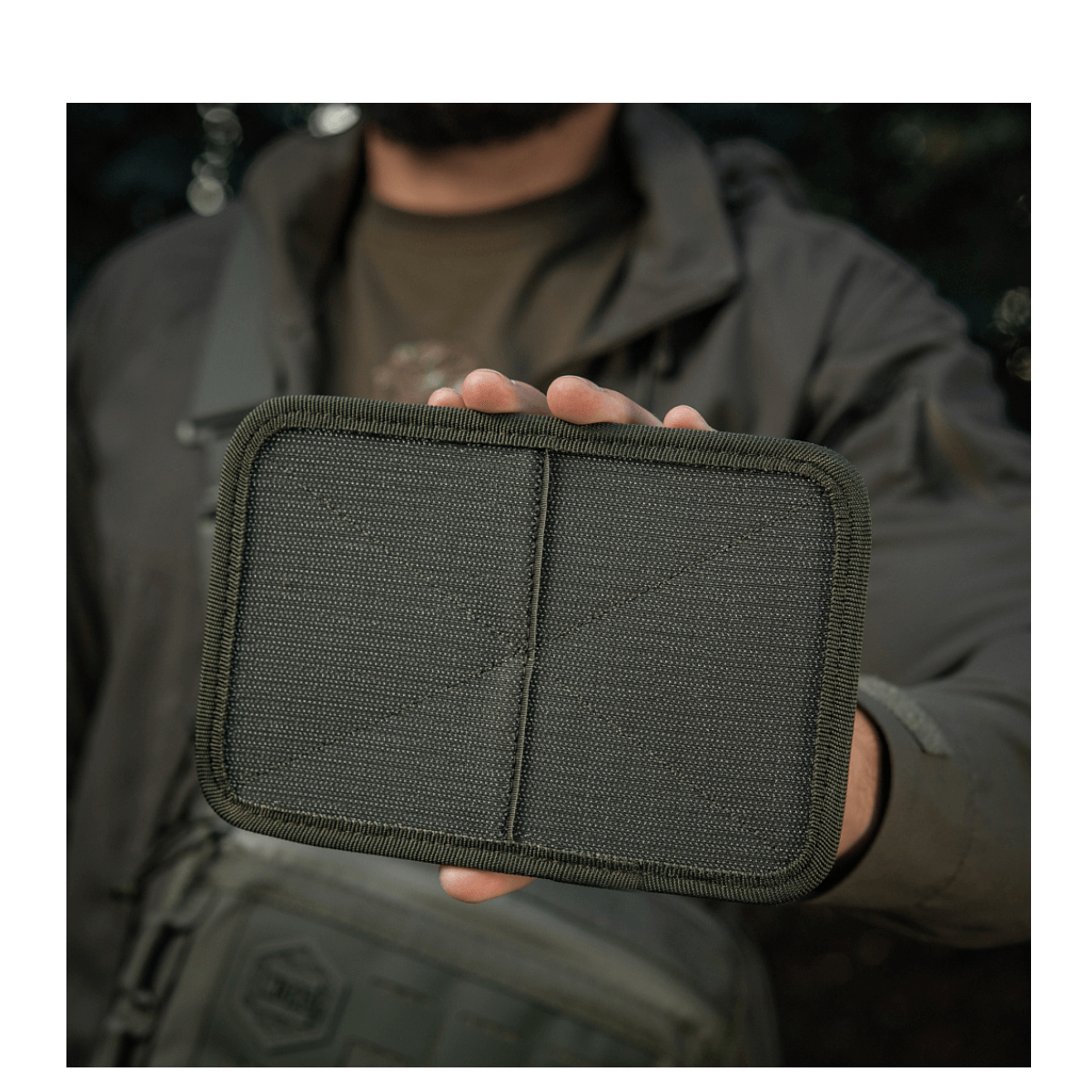 M-Tac Hook & Loop Low Profile Admin Panel vist holdt i hånden, perfekt til taktisk organisering i tasker eller rygsække.