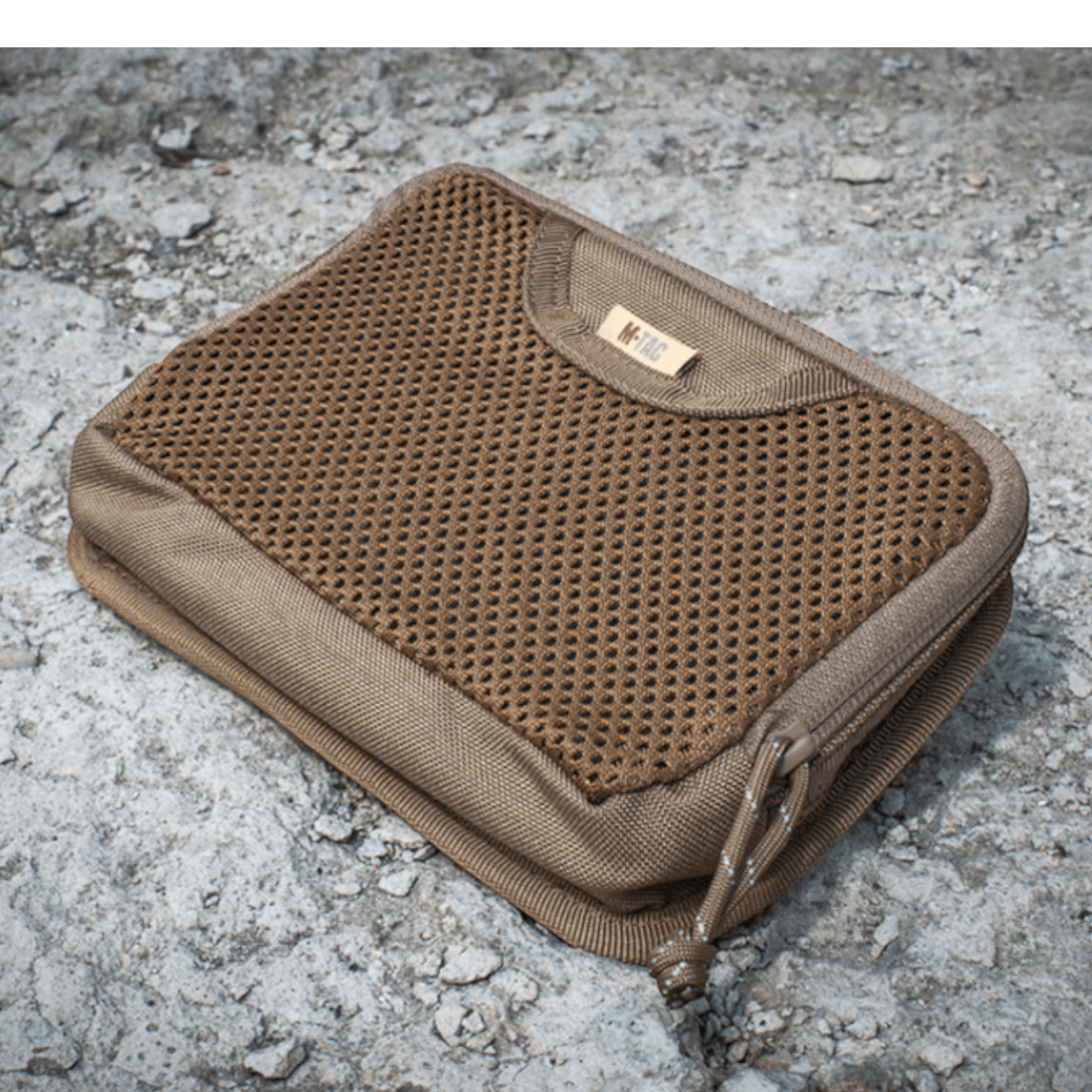 M-Tac Hook & Loop Utility Panel med lynlåslomme, mesh design, perfekt til organisering i rygsæk, panelstørrelse 19x13 cm.