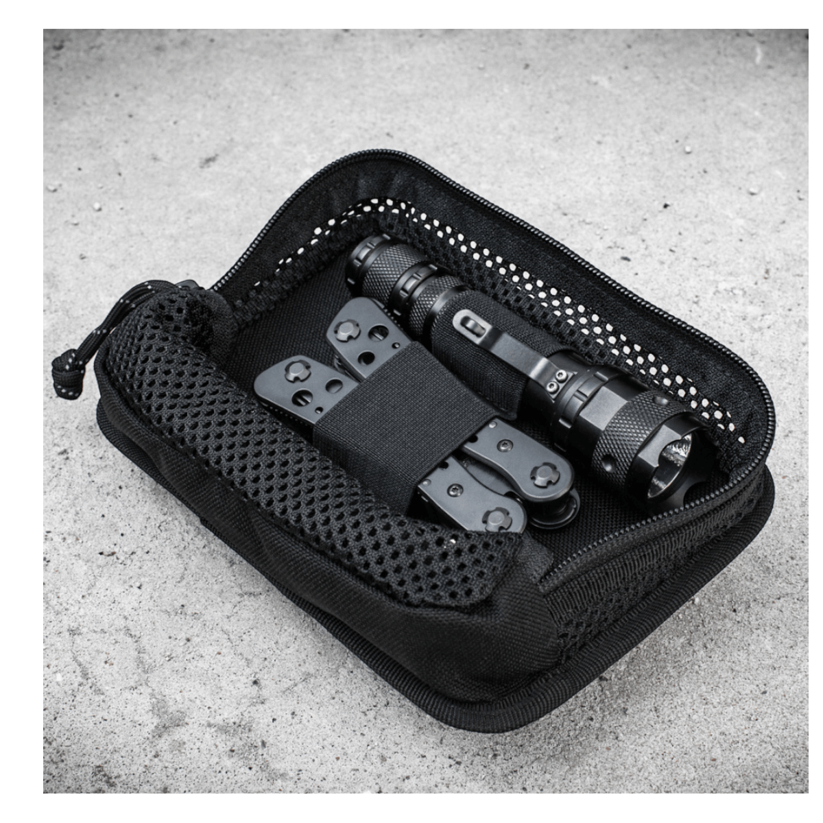 M-Tac Hook & Loop Utility Panel med lynlåslomme indvendigt i taske, designet til opbevaring og organisering af småting uden at miste dem.