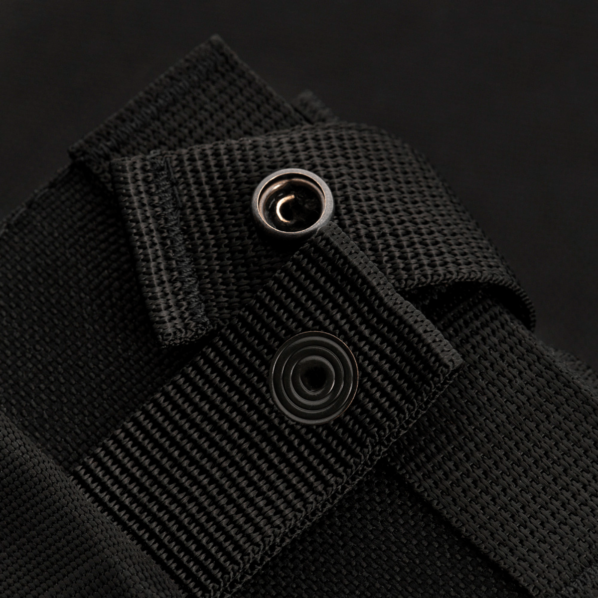 M-Tac Mag Drop Pouch Elite med MOLLE-fastgørelser og hurtigt-udløsningssystem i sort stof.