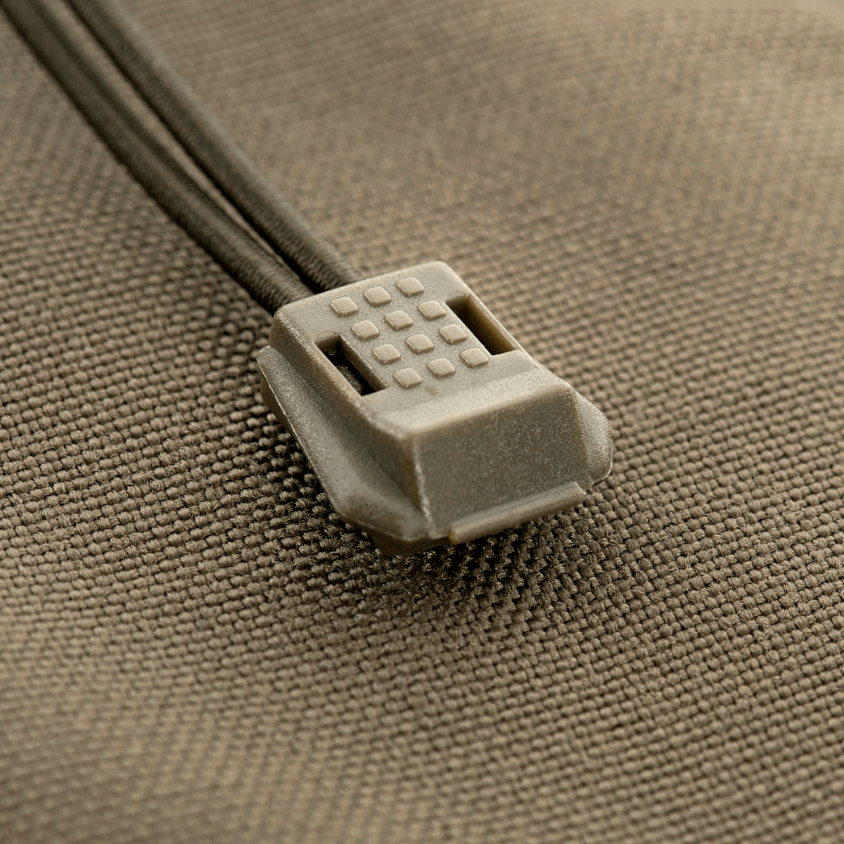 Nærbillede af M-Tac Mag Drop Pouch Elite med hurtigt-udløsningssystem detalje.