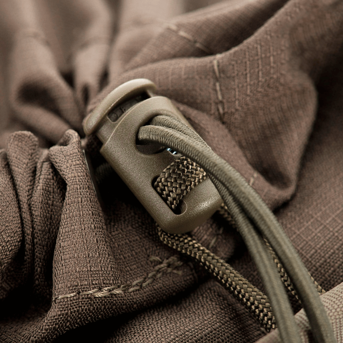 Nærbillede af træksnor og hurtig-udløsningssystem på M-Tac Mag Drop Pouch Elite.