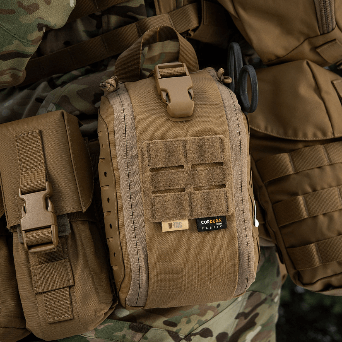 M-Tac Medical Pouch Elite Rip Off fastgjort til taktisk rygsæk
