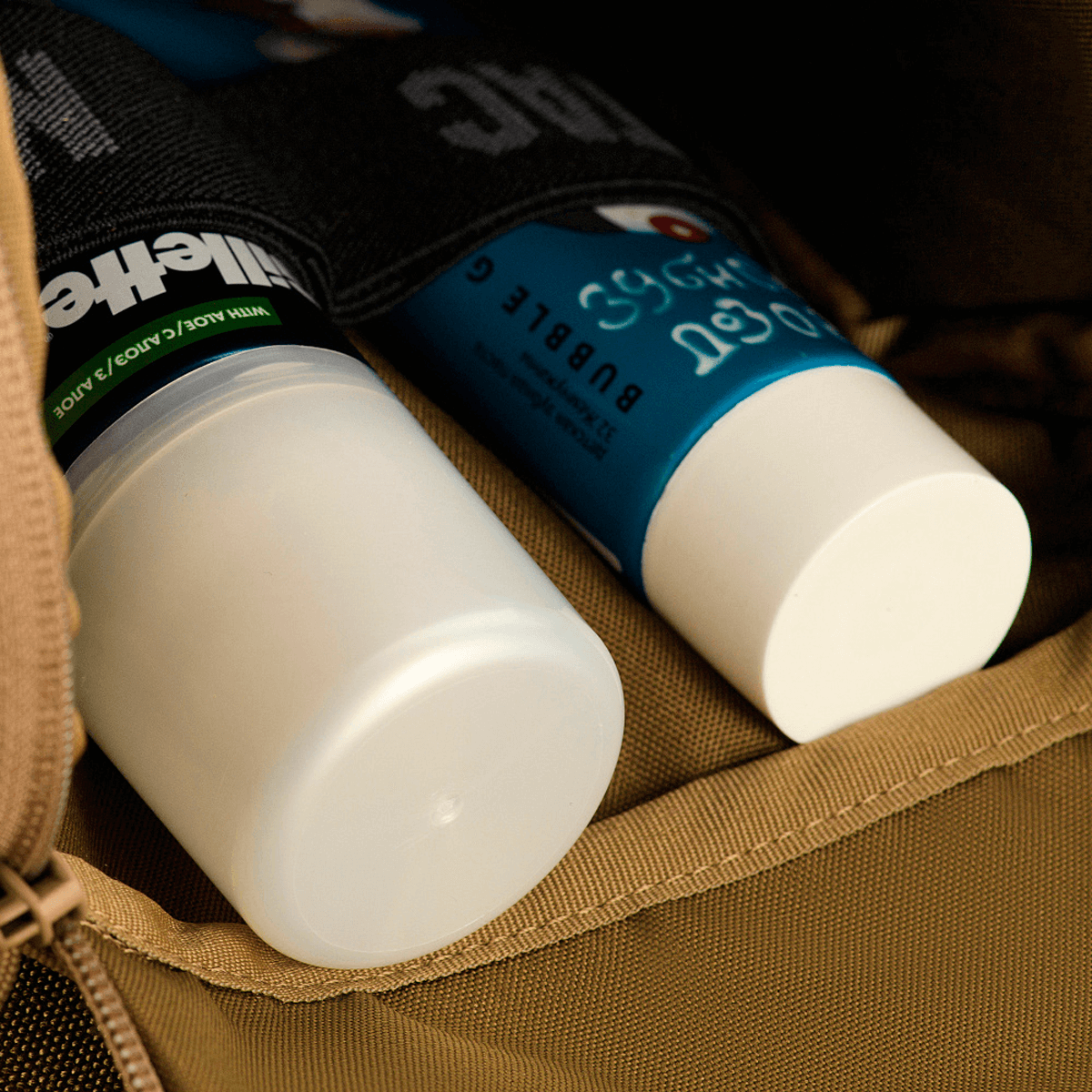 M-Tac Toilettaske Elite Gen.II med toiletartikler opbevaret, viser kompakt og organiseret indretning til rejsebrug.