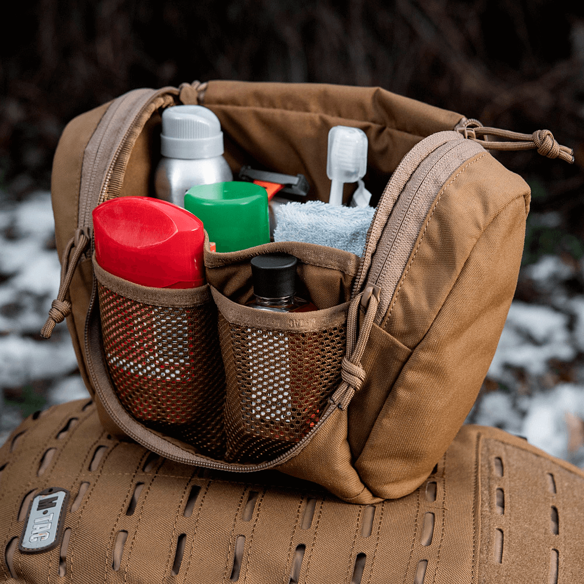 M-Tac Toilettaske Elite Gen.II med hygiejneartikler og rejsegear organiseret i et kompakt design.