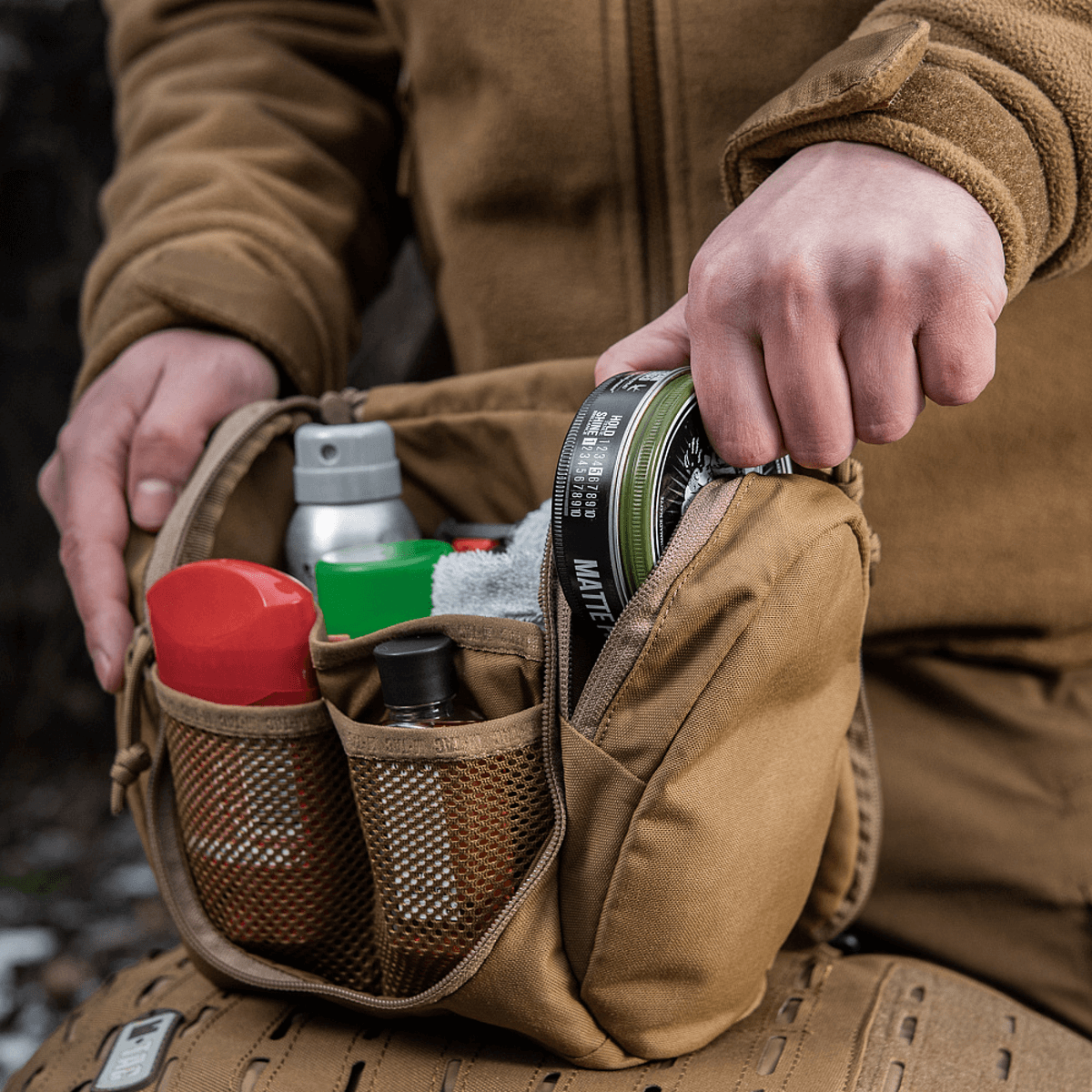Person holder M-Tac Toilettaske Elite Gen.II fyldt med hygiejneartikler og småting