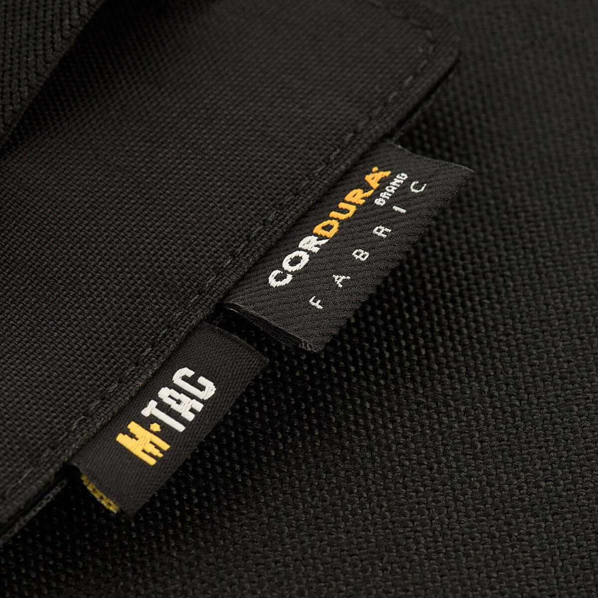 Nærbillede af M-Tac Double Mag Pouch Hook Backed Magazine med Cordura-stofmærke