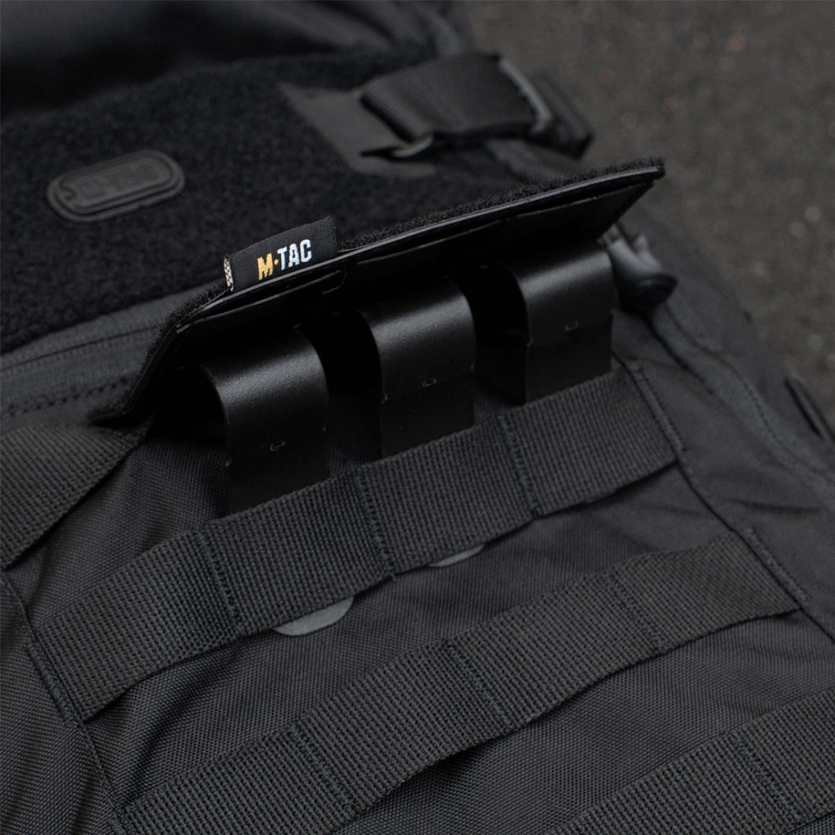 M-Tac Taktisk Morale Patch Display Board Hook og Loop Molle 120x85 monteret på rygsæk med MOLLE-stropper