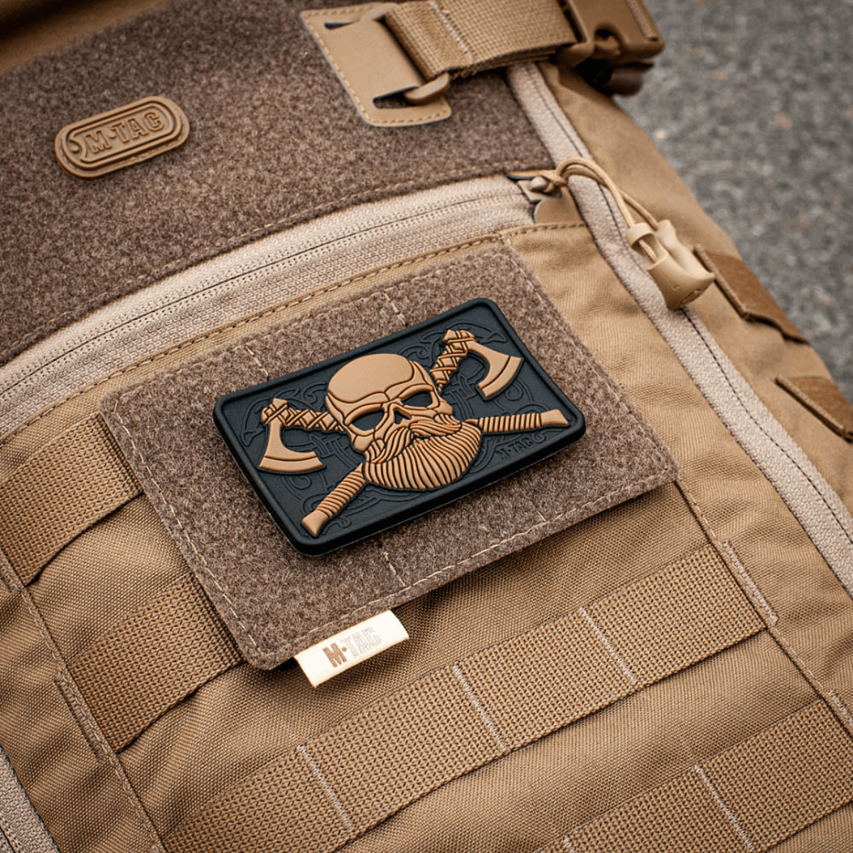 M-Tac Taktisk Morale Patch Display Board Hook og Loop Molle 120x85 monteret på rygsæk med plastbase til patcher