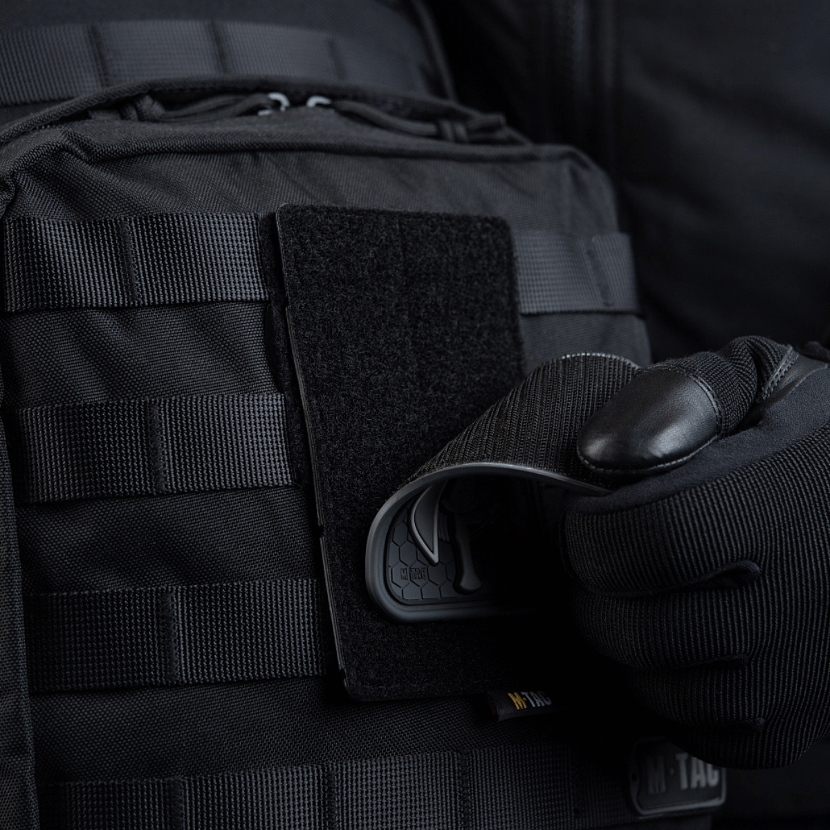 M-Tac Panel til Patches på MOLLE 80x135 til fastgørelse via MOLLE-system med hook & loop overflade, plastbase for stabilitet, 80x135 mm.