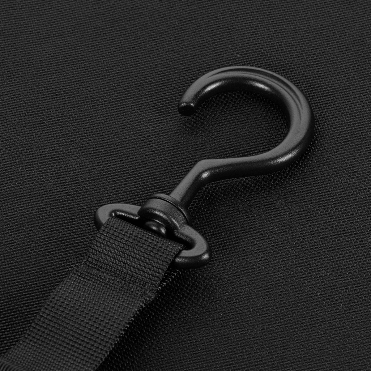 Sort krogdetalje på M-Tac Toilettaske i 600D polyester, designet til rejser og daglig brug med vandafvisende belægning.