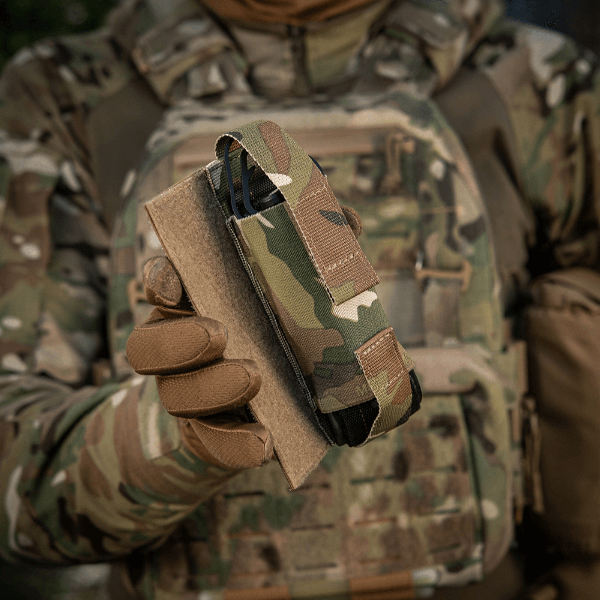 Soldat holder M-Tac Tourniquet Pouch Elastisk VELCRO Gen.II lavet af robust Cordura 500D monteret på Velcro-panel under plate carrier flap.