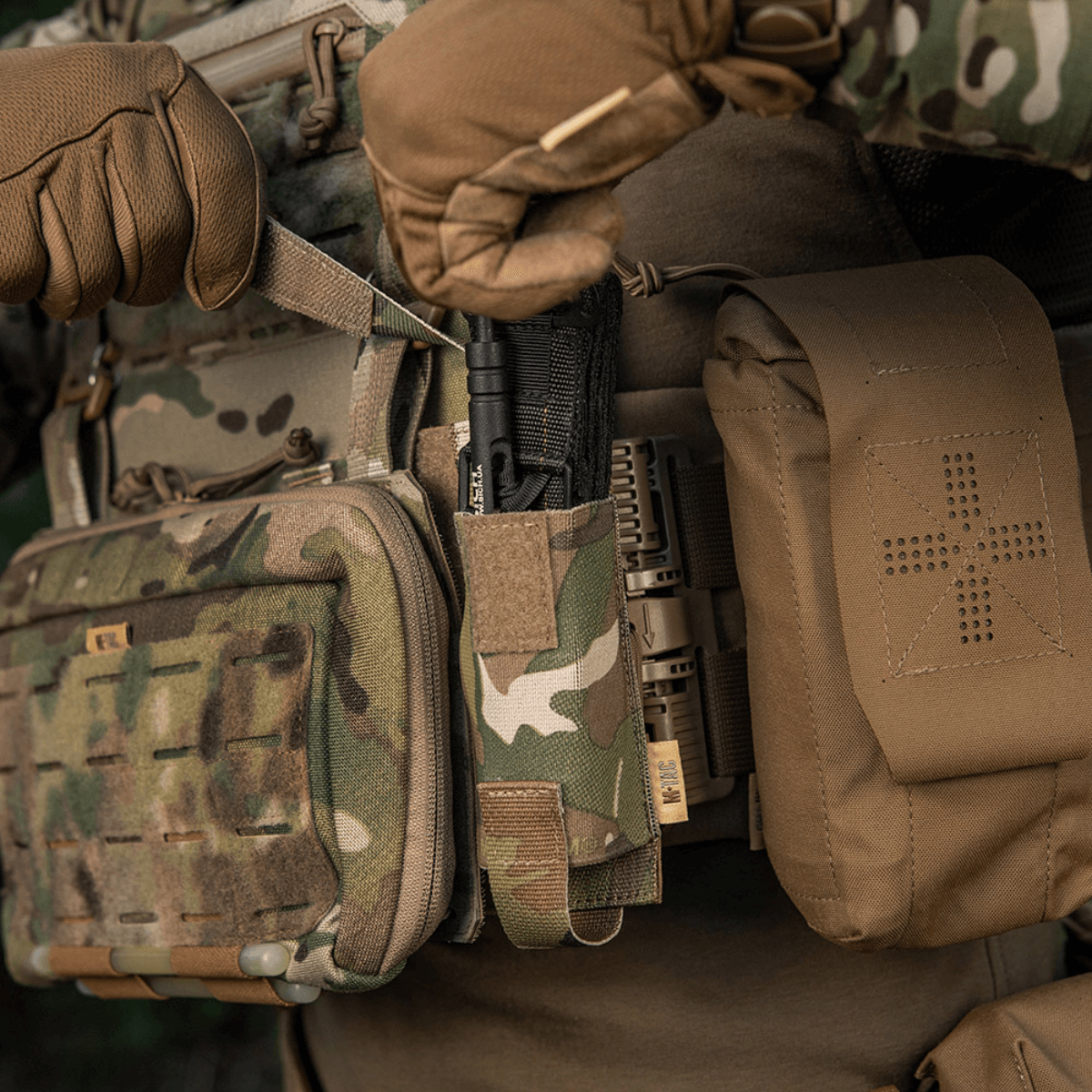 M-Tac Tourniquet Pouch Elastisk VELCRO Gen.II med hurtigt adgangssystem fastgjort på Velcro-panel under plate carrier flap.
