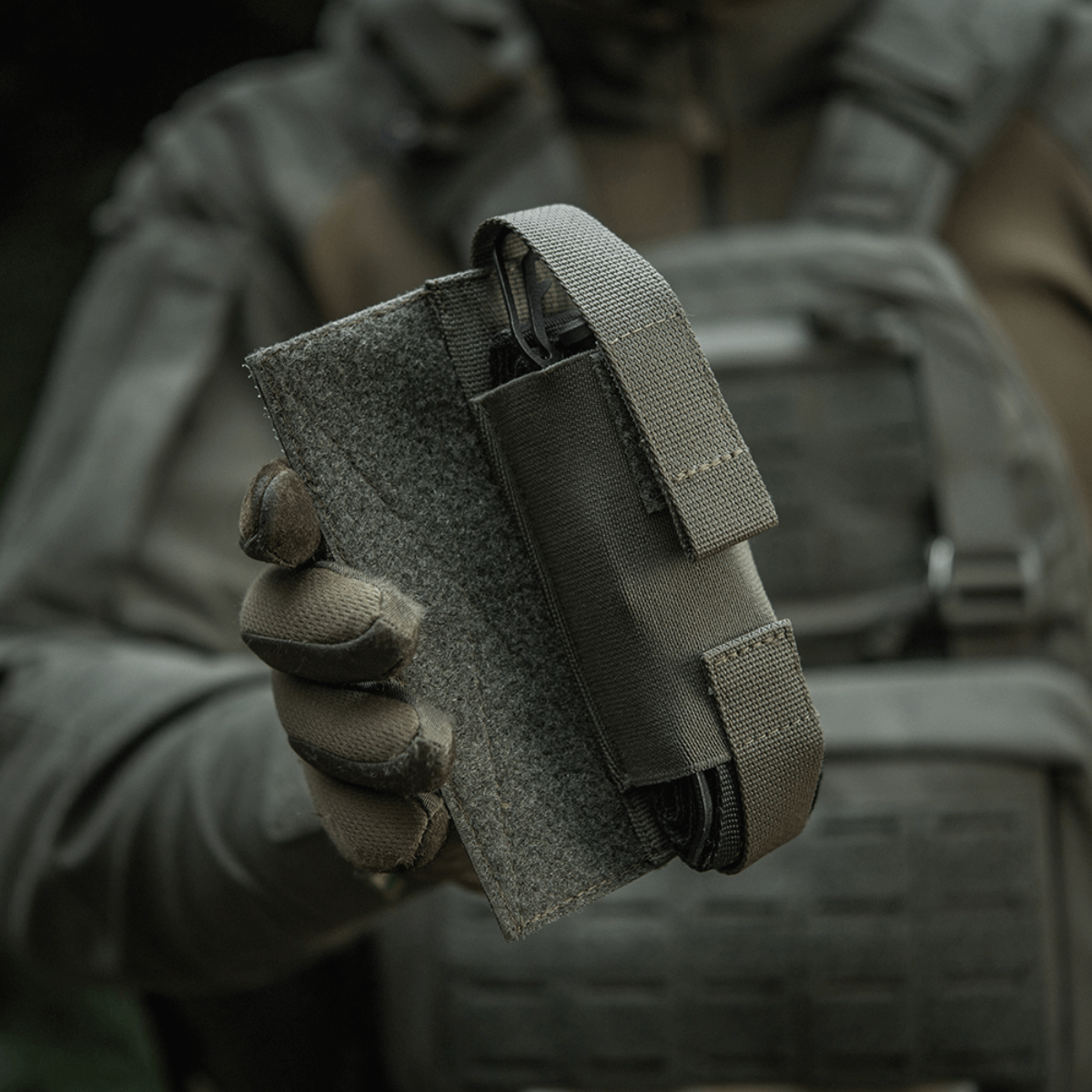M-Tac Tourniquet Pouch Elastisk VELCRO Gen.II på plate carrier med fast velcro-lukning. Taktisk design lavet af Cordura 500D og Texcel-seler.