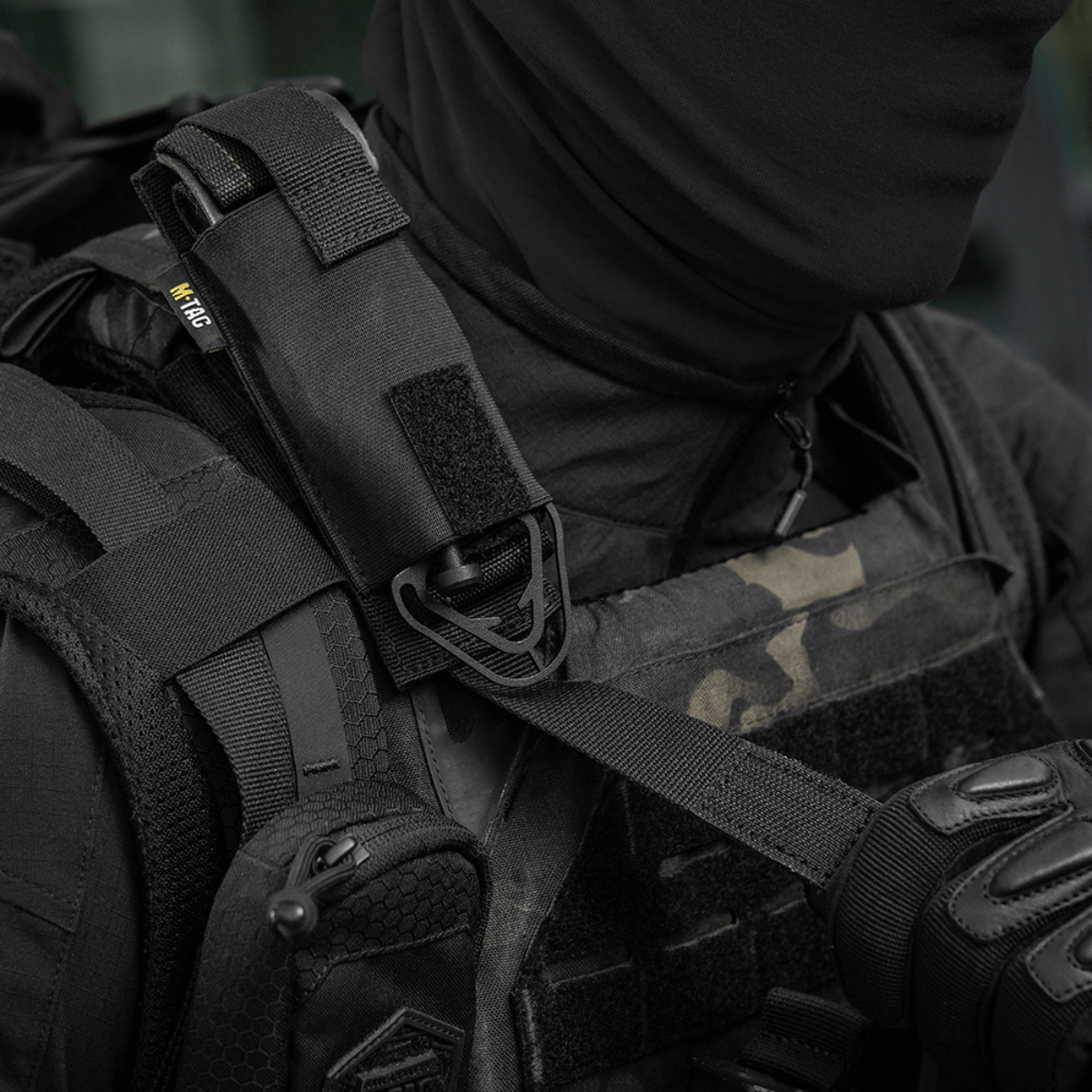 M-Tac Tourniquet Pouch Elastisk med MOLLE Gen.II, fastgjort på taktisk vest, lavet af Cordura Squadron, sikret med elastik og MOLLE-system.