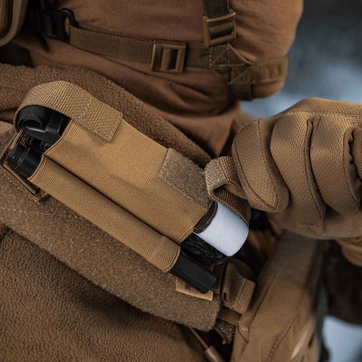 M-Tac Elastisk Tourniquet Pouch Molle Gen.III i brug på militærvest. Praktisk opbevaring til tourniquet.