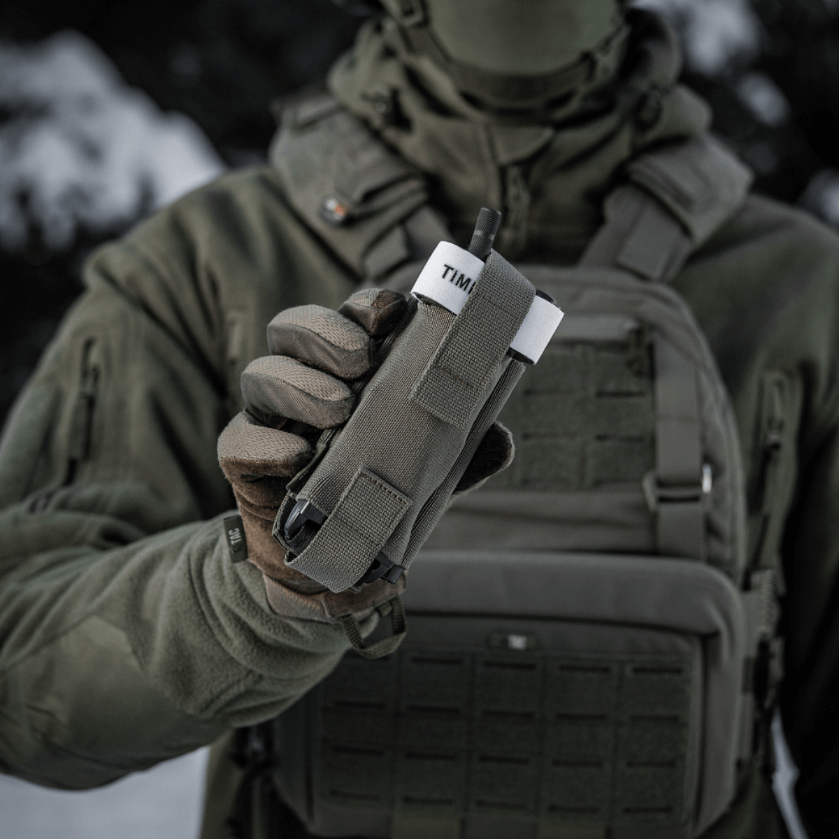 Soldat med M-Tac Elastisk Tourniquet Pouch Molle Gen.III i Cordura Squadron materiale. Ideel til hurtig adgang til C-A-T tourniquet.