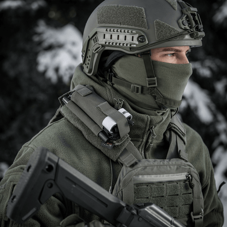 Soldat udstyret med M-Tac Elastisk Tourniquet Pouch Molle Gen.III til hurtig adgang i sneklædte omgivelser.