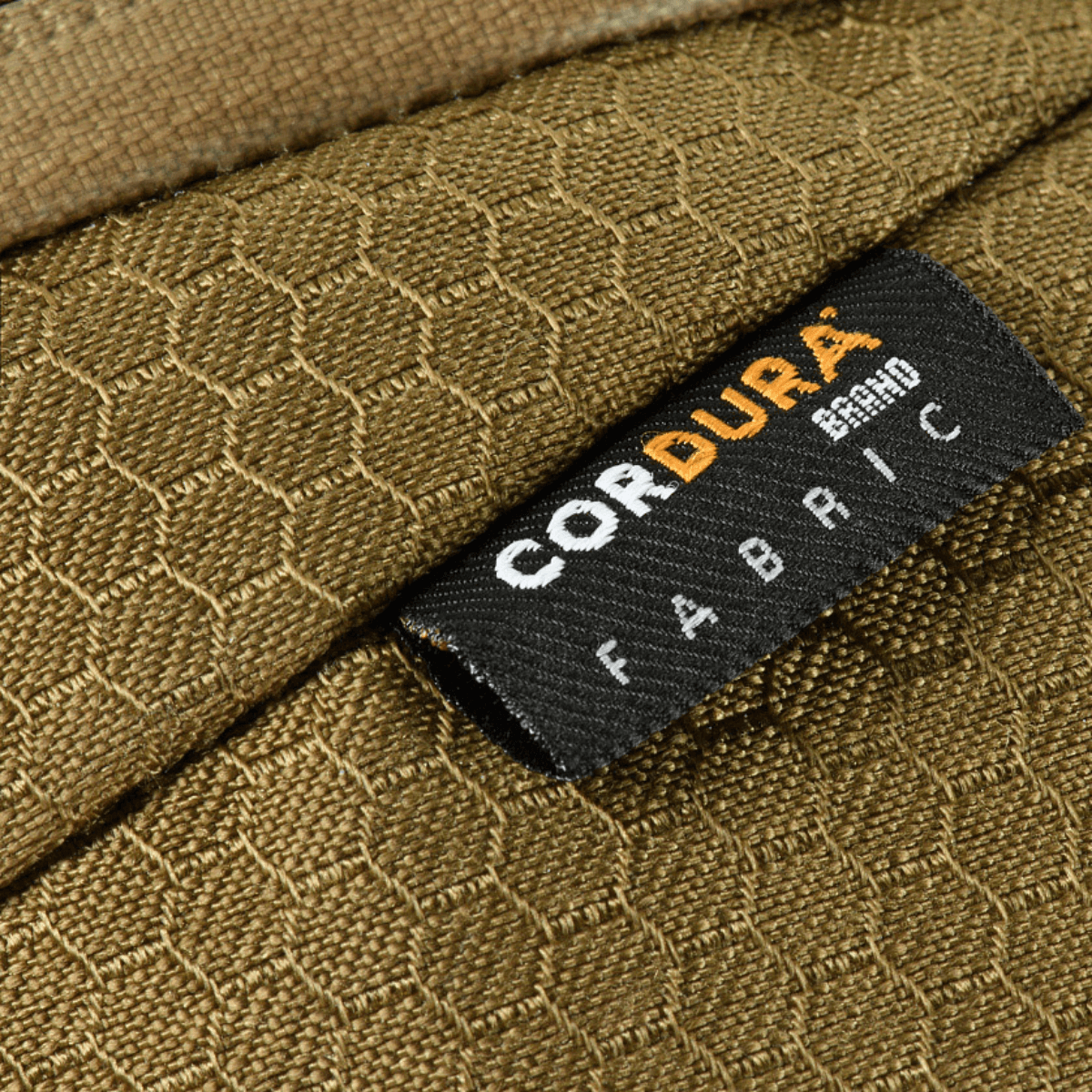 Nærbillede af Cordura stof på M-Tac Sphaera Hex Hardsling Taske Gen.II Elite, med hex-mønster og holdbar konstruktion.