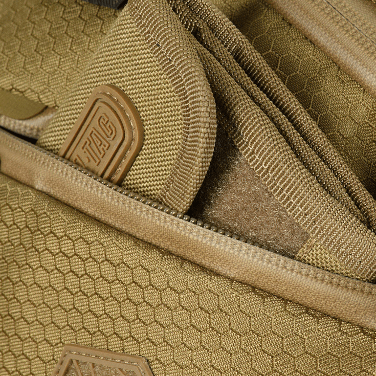 M-Tac Sphaera Hex Hardsling Taske Gen.II Elite med lynlåslukninger og hexagon tekstur, fokuseret på robust funktionalitet.