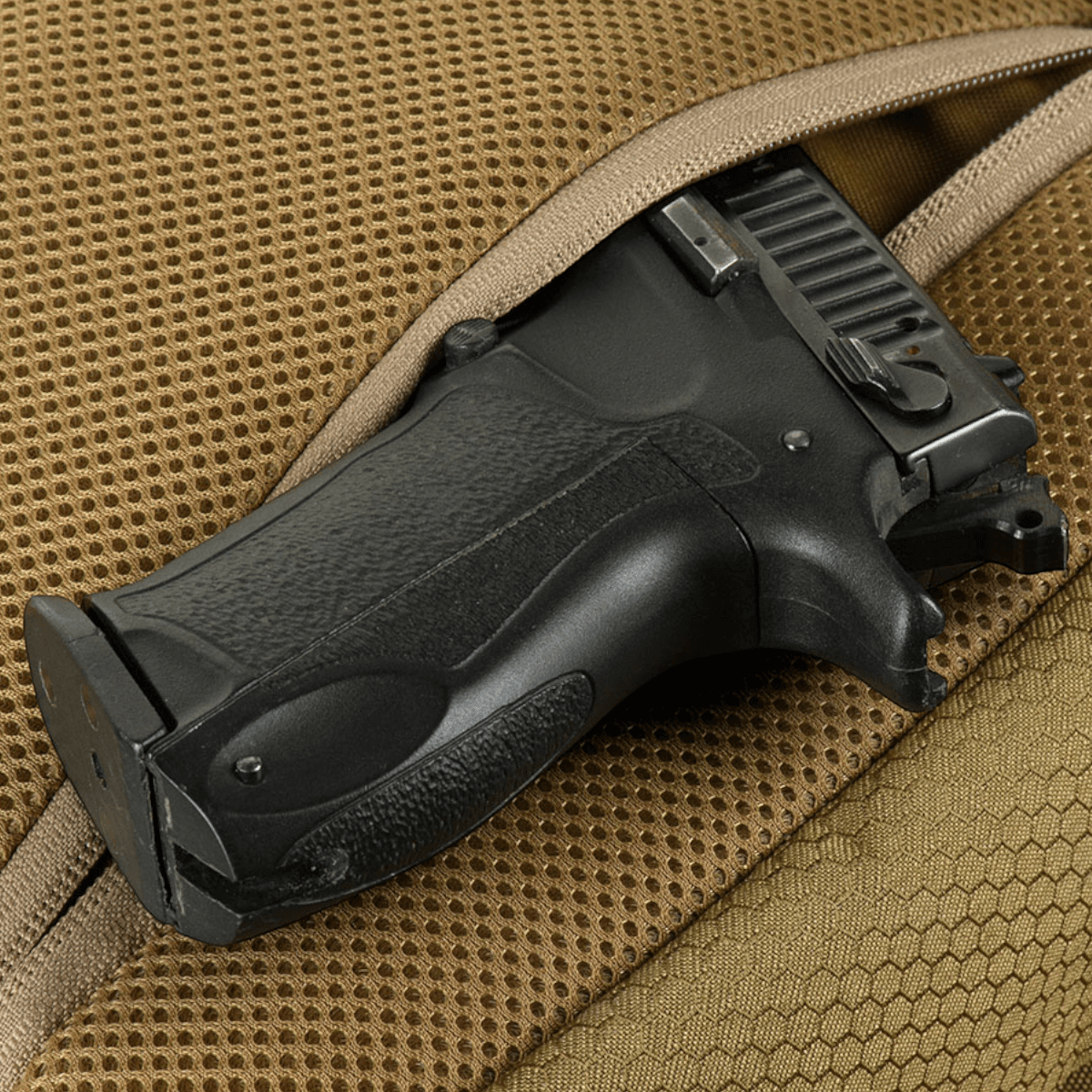 M-Tac Magnet XL Taske Elite Hex, taske med universelt hylster til våben, viser sort pistolgreb i brun sachet-taske.