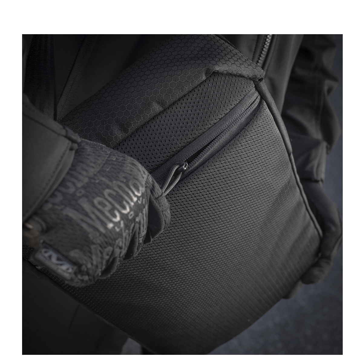 M-Tac Magnet XL Taske Elite Hex med skulderrem og FidLock-låsesystem for hurtig og sikker lukning, set i detalje.