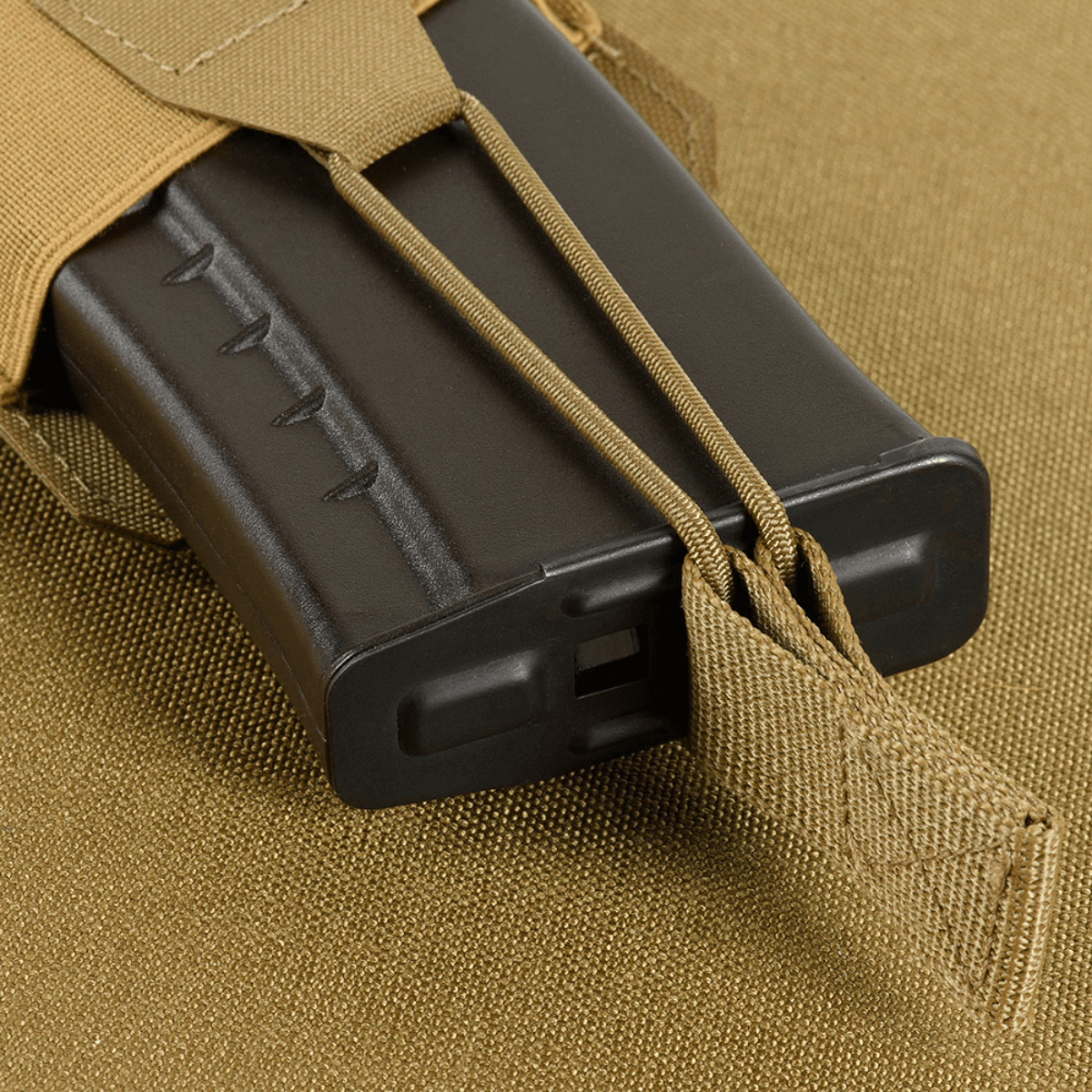 M‑Tac Elastisk Single Magazine Pouch Elite med AK/AR-magasin, lavet af holdbart Cordura 500D, med sikker elastik og MOLLE-montering.