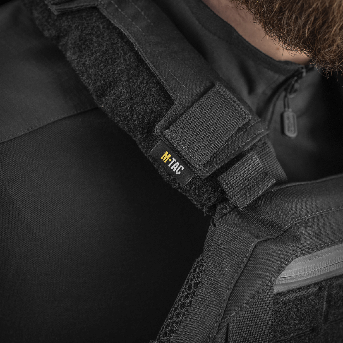 M‑Tac Plate Carrier Cuirass QRS Gen.II detaljer af justerbare stropper med ergonomisk design til taktisk brug, set på en person.