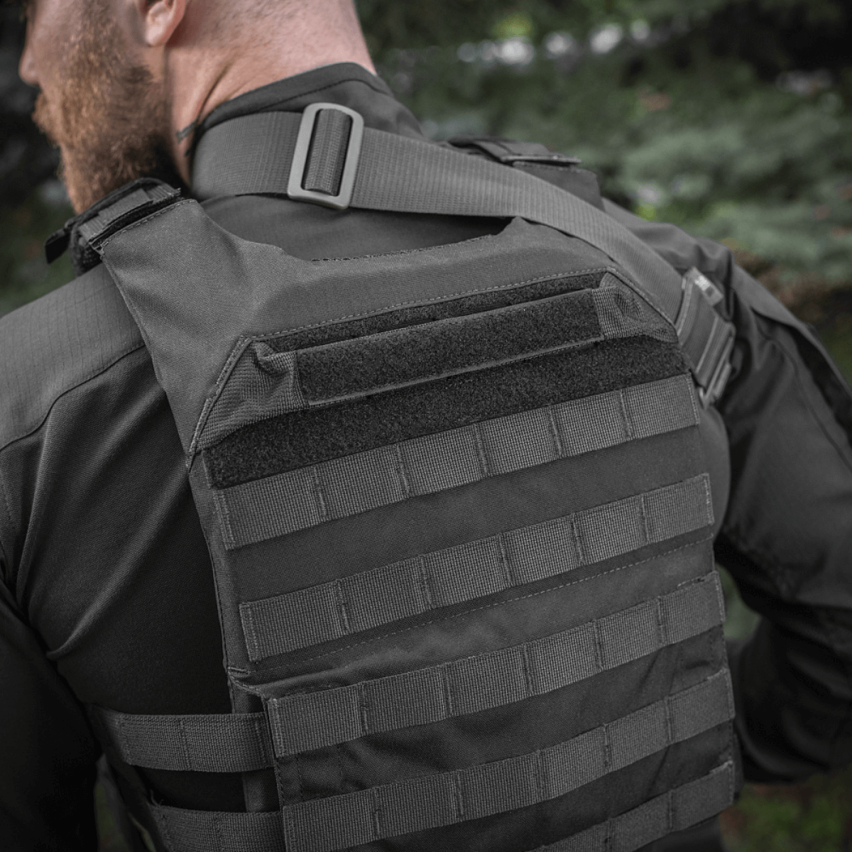 M‑Tac Plate Carrier Cuirass QRS Gen.II i brug, viser rygjustering og ergonomisk design, perfekt til taktisk brug.