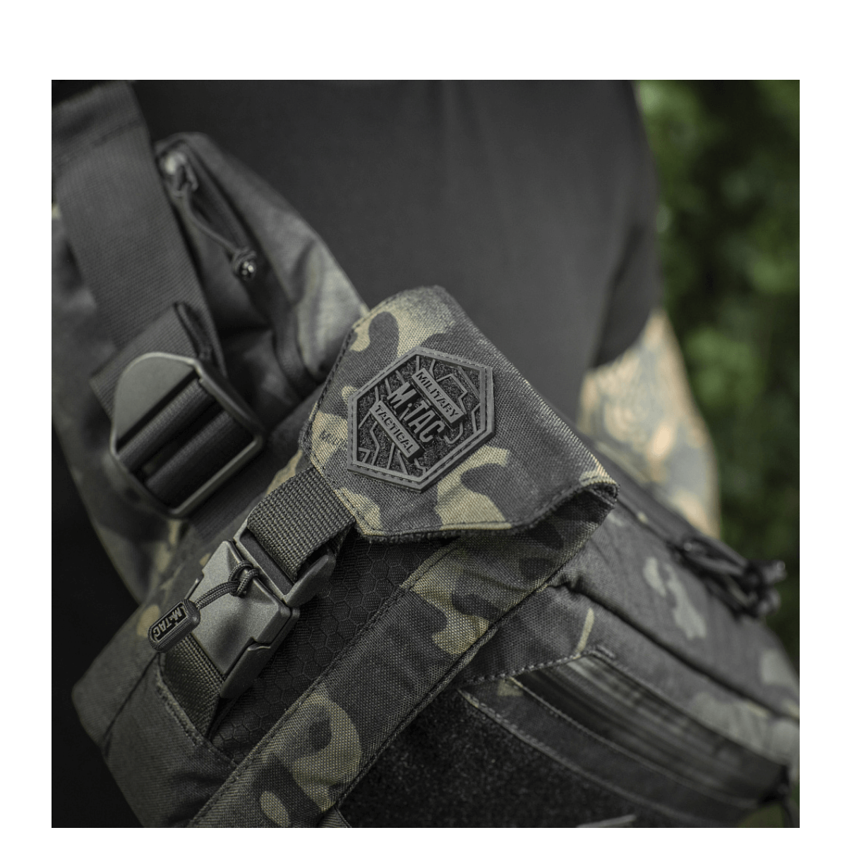 M-Tac Smartphone Lomme Elite Large Hex i slidstærk Cordura med WJ magnetisk spænde, ideel til opbevaring af smartphones op til 6,5 tommer.