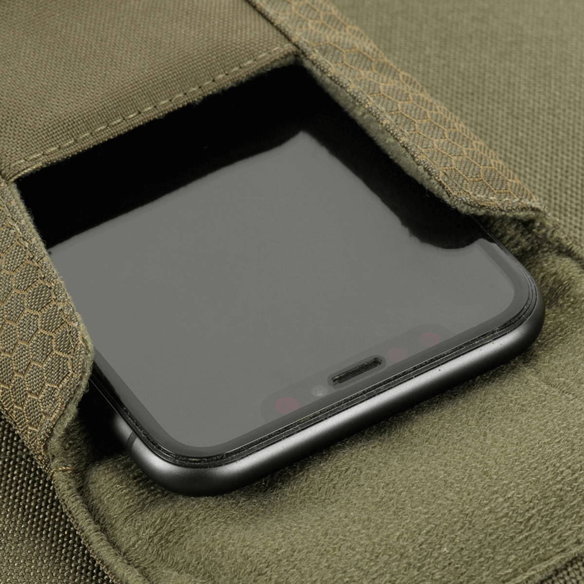 M‑Tac Smartphone Pouch Elite Large Hex i slidstærkt Hex-Cordura-materiale, der beskytter smartphones op til 6,5 tommer.