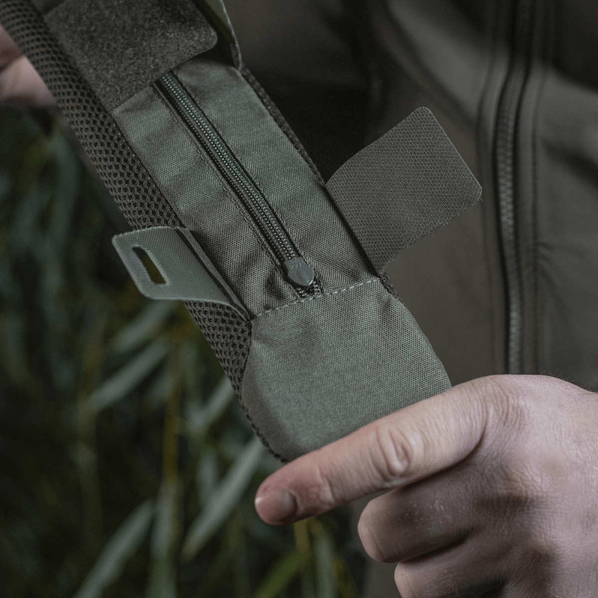 Person holder M‑Tac Skulderremspude 50 mm Elite i robust Cordura materiale med lynlåslukning og 3D mesh ventilation.