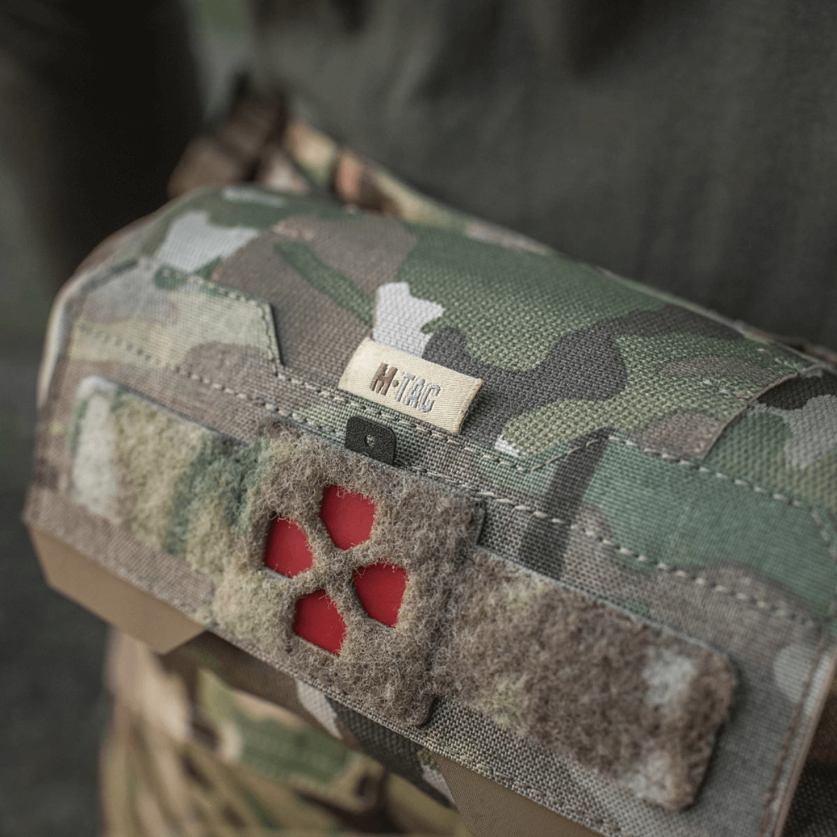 M-Tac Horizontal Medical Pouch Elite i felt med camouflage-design, holdbar Cordura 500D og YKK AquaGuard lynlås.