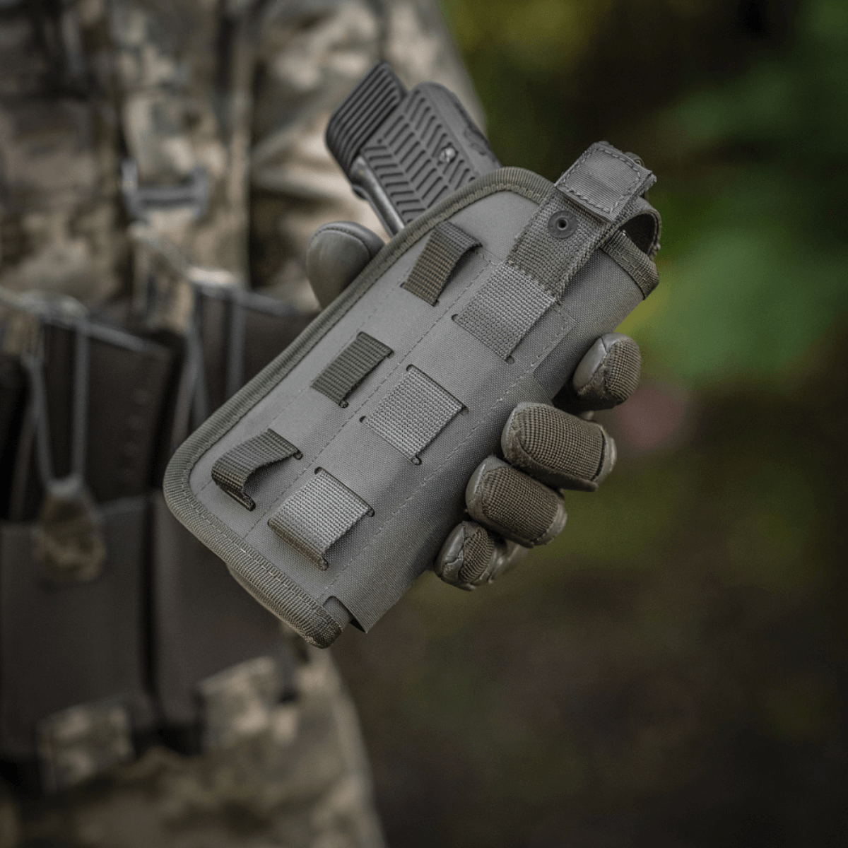 M-Tac Universal Taktisk Hylster Elite Venstre i brug, fremstillet af lamineret Cordura 500D, passer til de fleste pistoler.