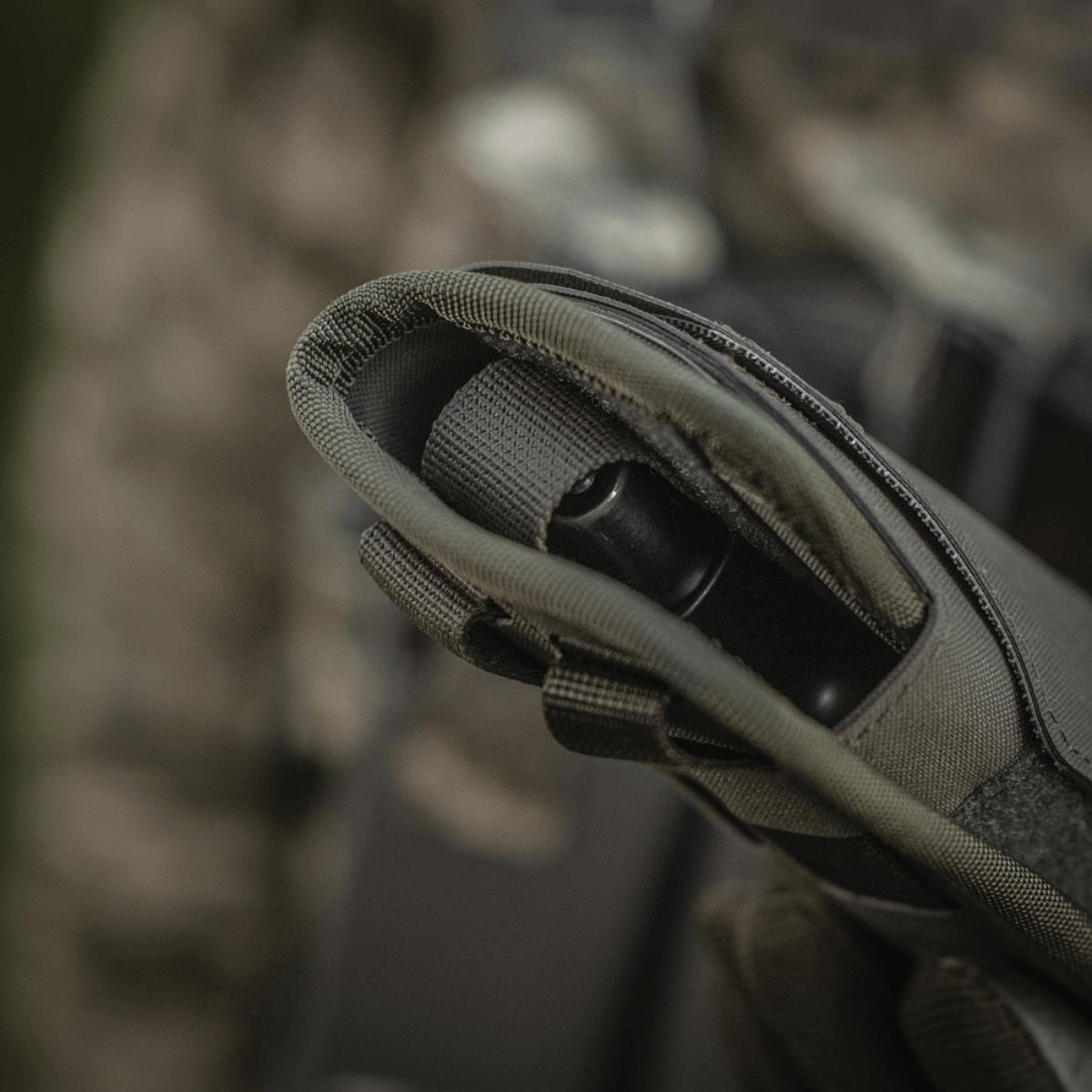 M-Tac Universal Taktisk Hylster Elite Venstre i Cordura 500D med justerbar strop og MOLLE-interface til sikker pistolopbevaring.