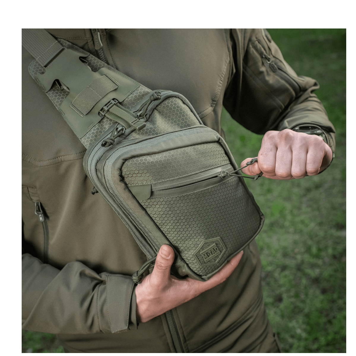M-Tac Sling Pistoltaske Elite Hex i brug, komfortabel og stilfuld taske med slidstærk Cordura-materiale og justerbar skulderrem.