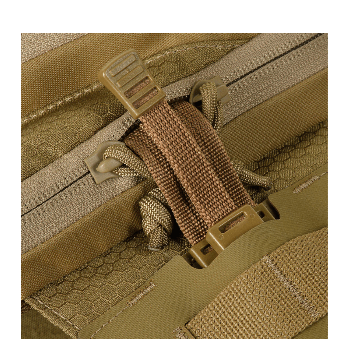 M-Tac Sling Pistoltaske Elite Hex detalje, viser Cordura Hex stof og YKK lynlås til stilfuld og holdbar våbentaske.