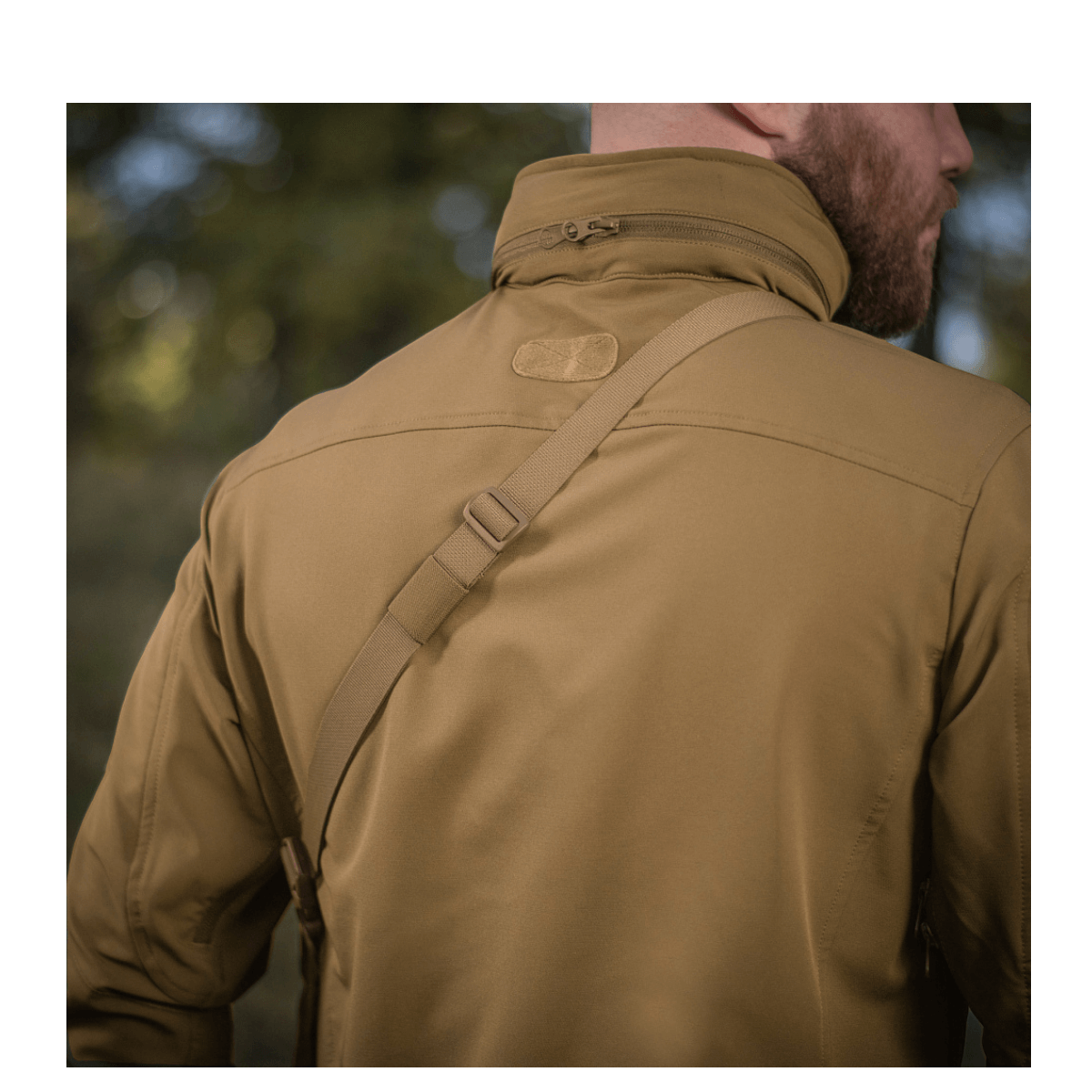 Rygbillede af en person iført M-Tac Admin Taske Elite med justerbar skulderrem.