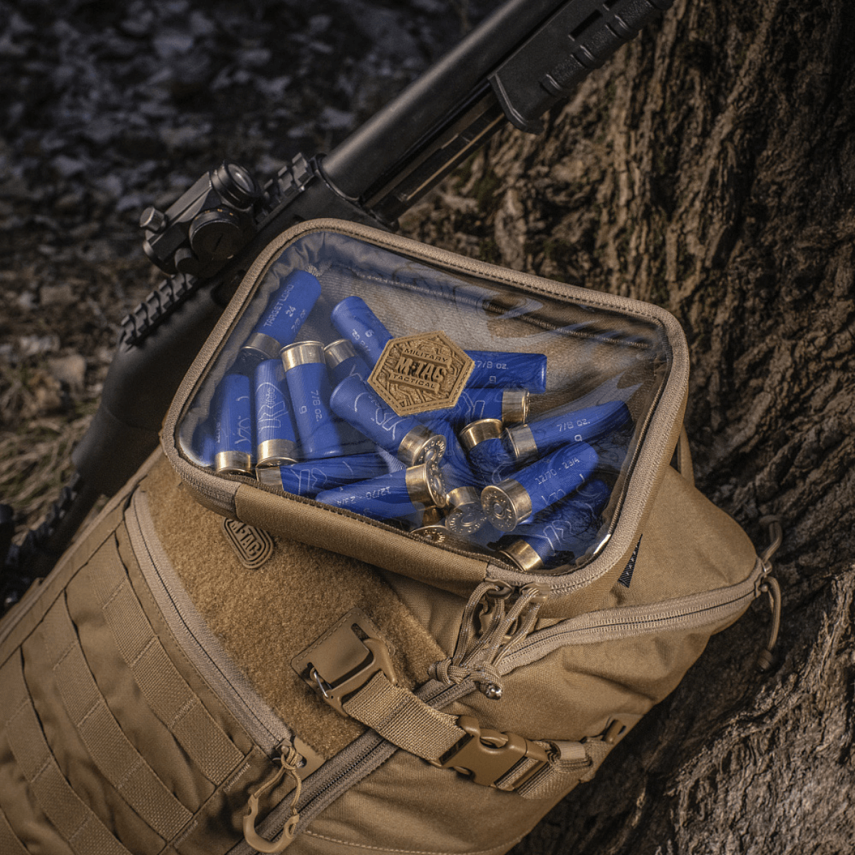 M-Tac Utility Organizer Slim Elite i brug, med transparente forvægge, opbevarer blå patroner effektivt og sikkert, lavet af Cordura 500D.