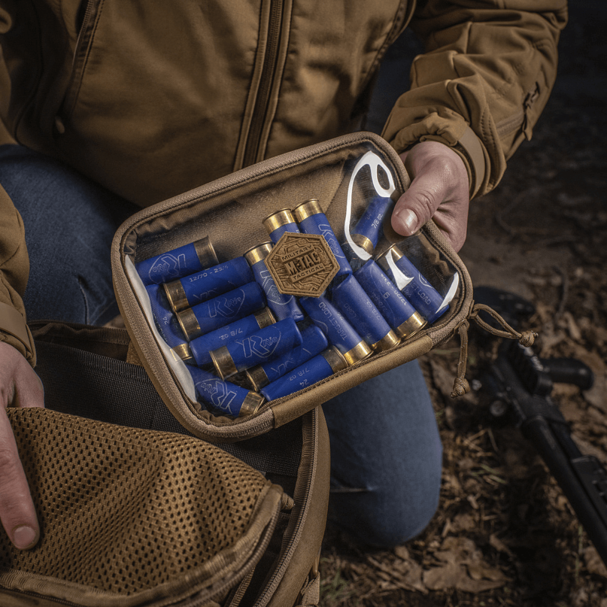 M-Tac Utility Organizer Slim Elite viser gennemsigtig forvæg med indhold i naturmiljø, holdbar Cordura 500D konstruktion.