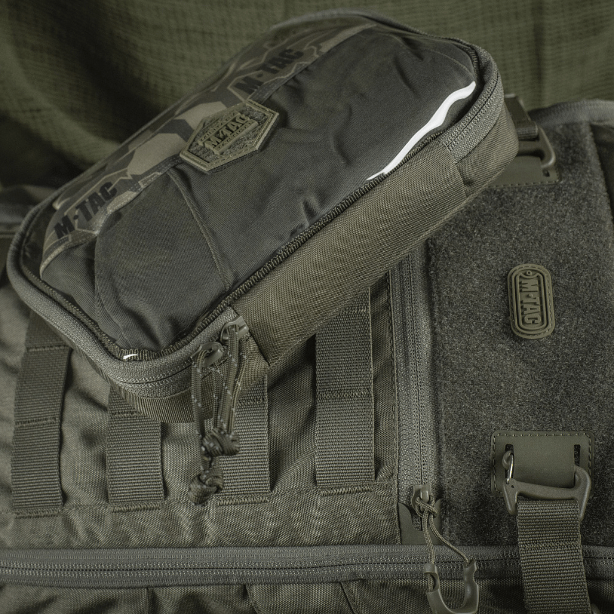 M-Tac Utility Organizer Slim Elite i slidstærkt Cordura 500D materiale, perfekt til EDC-kit og sikker opbevaring, 22x16 cm.
