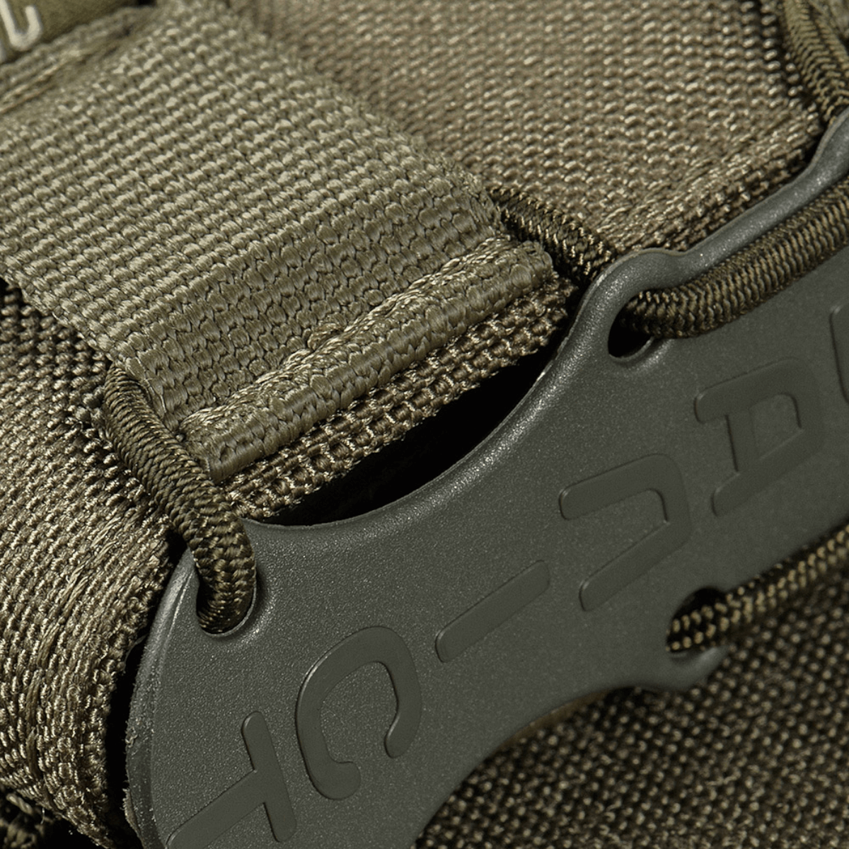 Nærbillede af M-Tac Pistolmagasinlomme Kolchan i robust Cordura 1000D materiale med stødresistente plastikindsatser.