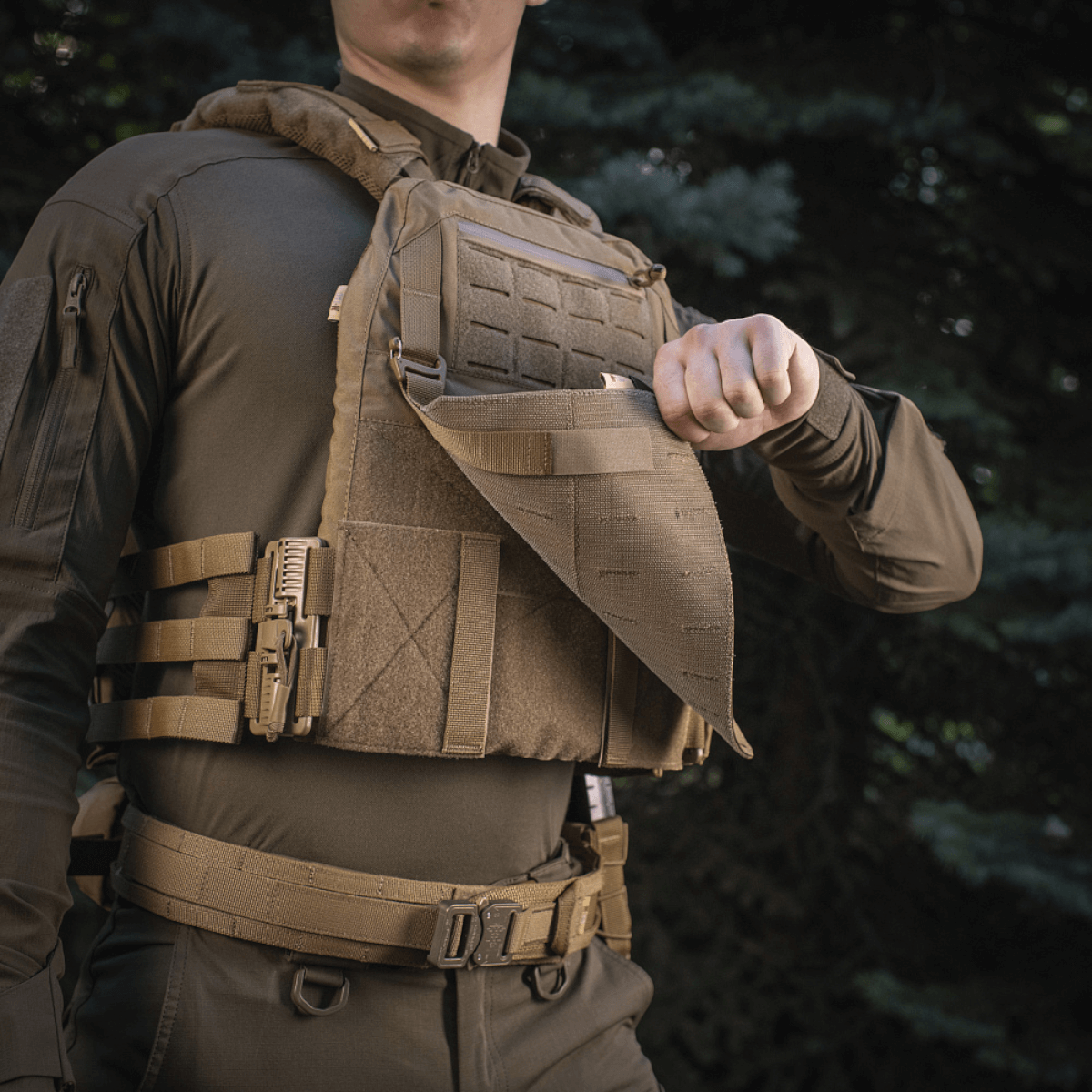 M-Tac Frontpanel til Plate Carrier Cuirass QRS XL i brug af militærpersonel, viser MOLLE-system og holdbart Cordura 500D-materiale.